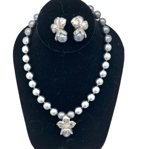 Shakira Caine Gray Faux Pearl Floral Necklace With Matching Clip-on Earrings - Picture 1 of 6